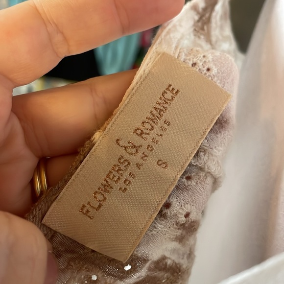 [FLOWERS & ROMANCE] White/Tan Eyelet Knit Blouse - Size Small - Picture 7 of 7